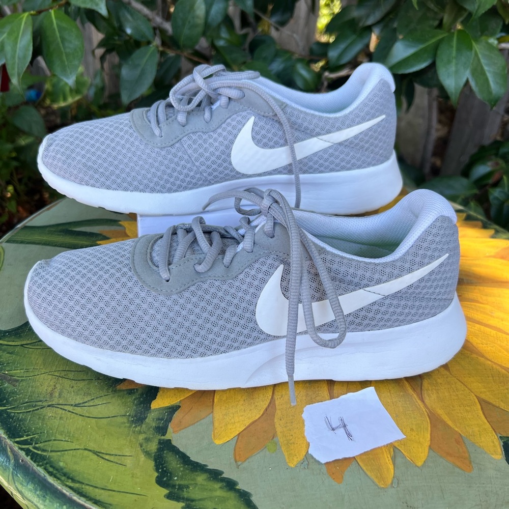 tanjun running shoes nike